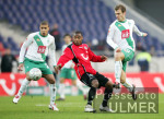 Fussball 1. Bundesliga: Hannover - Bremen, Zweikampf
