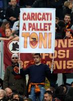 FUSSBALL SERIE A:  Rom Fans mit Plakaten
