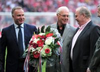 Fussball 1. Bundesliga  Saison 2010/2011: Vorstandsvorsitzender Karl Heinz Rummenigge gratuliert Franz Beckenbauer zum 65. Geburtstag  mit Praesident Uli Hoeness (v. li., FC Bayern Muenchen)