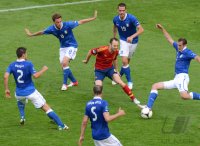 Fussball International Europameisterschaft 2012: Andres Iniesta (Spanien) im Kreis