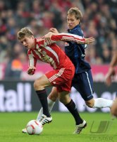 Fussball 1. Bundesliga : Toni Kroos (li, FC Bayern Muenchen) gegen Anton Putsilo (re, SC Freiburg)