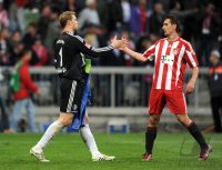 Fussball 1. Bundesliga : Torwart Manuel Neuer (li, FC Schalke 04) mit Miroslav Klose (re, FC Bayern Muenchen)