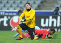 Fussball 2. Bundesliga:  Thorsten Kirschbaum (li,) mit Roger De Oliveira Bernardo (Cottbus)