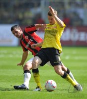 Fussball 1. Bundesliga : Martin Fenin (li, Eintracht Frankfurt) gegen Lukasz Piszczek (re, Borussia Dortmund)