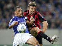 Fussball UCL: Schalke - Mailand, Zweikampf