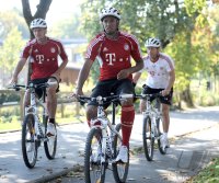 Fussball 1. Bundesliga: Die Mannschaft des FCB macht eine Fahrrad Tour mit dem Mountainbike