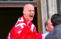 Fussball:  Carsten Jancker jubelt mit der Bayern Fahne
