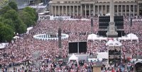Fussball DFB Pokal Finale 24/25: Arminia Bielefeld - VfB Stuttgart, Public Viewing auf dem Schlossplatz