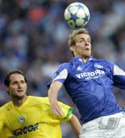Fussball 1. Bundesliga: Schalke - Berlin, Zweikampf