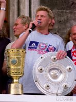 Fussball: Stefan Effenberg jubelt mit der Meisterschale