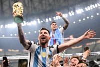 FUSSBALL Lionel Messi (Argentinien) mit dem WM Pokal.
