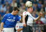 Fussball 1. Bundesliga: Schalke - Frankfurt, Zweikampf mit Moeller