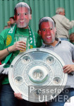 Fussball 1. Bundesliga: Bremen - Leverkusen, Fans mit Ailton Masken