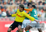 Fussball 1. Bundesliga: Bremen - Dortmund, Zweikampf