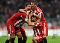 Fussball Champions League  Saison 2010/2011: JUBEL nach dem Tor zum 1:0  Mark van Bommel, Daniel van Buyten, Thomas Mueller, Bastian Schweinsteiger (v.li., FC Bayern Muenchen)