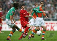 Fussball 1. Bundesliga: Bremen - Bayern, Zweikampf