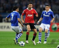 Fussball CHL  Saison 2010/2011: Raul (li, FC Schalke 04) gegen Ryan Giggs (Mitte, Manchester United FC) gegen Kyriakos Papadopoulos (re, FC Schalke 04)
