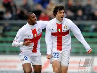 FUSSBALL SERIE A:  JUBEL von Diego Milito mit  Samuel Eto o (v.re., Inter)