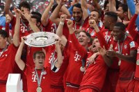 Fussball, 1. Bundesliga  Saison 13/14: Jubel FC Bayern Muenchen mit Schale