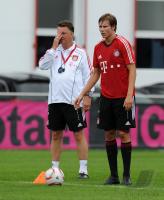 Fussball 1. Bundesliga: Trainer Louis van Gaal, Holger Badstuber (v. li., FCB)