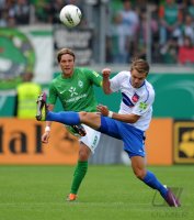 FUSSBALL, DFB Pokal 1. Hauptrunde: Clemens Fritz (li, SV Werder Bremen) gegen Christian Essig (re, 1 FC Heidenheim 1846)