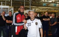 Fussball/ Nationalspieler im Mercedes-Benz Motorenwerk