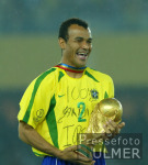 FUSSBALL Weltmeisterschaft  JUBEL;  Brasilien  Cafu mit WM-Pokal