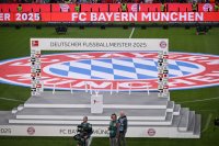 Fussball 1. Bundesliga 24/25: FC Bayern Muenchen feiert die 34. Deutschen Meisterschaft