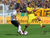 Fussball DFB Pokal : Christian Holzer (li, Burghausen) gegen Nuri Sahin  (re, BVB)