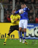 Fussball 1. Bundesliga : Felipe Santana (li, Borussia Dortmund)  gegen Raul (re, FC Schalke 04)