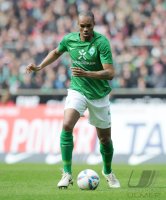 Fussball 1. Bundesliga, Saison 2011/2012: Naldo (SV Werder Bremen) Einzelaktion am Ball