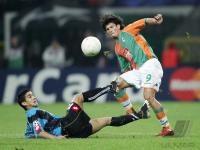 Fussball Champions League: Bremen - Udinese, Zweikampf