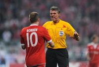 FUSSBALL  International CHL 09/10: Schiri Roberto Rosetti mit Arjen Robben (FCB)