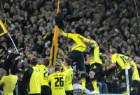 Fussball 1. Bundesliga, Saison 2011/2012: Jubel nach dem Sieg in der Fankurve auf dem Zaun, Lukasz Piszczek, Lucas Barrios , Patrick Owomoyela (v. li., Borussia Dortmund)