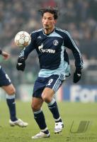 Fussball, Champions League, Schalke: KURANYI Einzelaktion
