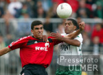 Fussball Bundesliga: Bremen - Leverkusen, Zweikampf