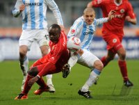 2. Fussball Bundesliga:  Moses Lamidi (li, Rot Weiss Oberhausen) gegen Aleksandar Ignjovski  (re, 1860 Muenchen)