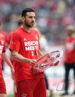 Fussball, 1. Bundesliga  Saison 13/14: Jubel FC Bayern Muenchen mit Schale