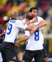 FUSSBALL SERIE A:  Jubel mit Esteban Cambiasso, Rodrigo Palacio  und Diego Milito   (v. li. Inter Mailand)