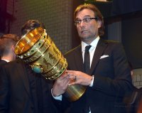 Fussball Saison 2011/2012: DFB Pokal Finale: Trainer Juergen Klopp (Borussia Dortmund) mit Pokal