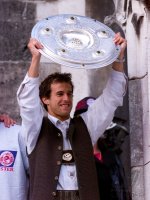 Fussball:  Mehmet Scholl jubelt mit der Meisterschale