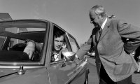 Fussball Beckenbauer (FC Bayern) mit neuem Auto