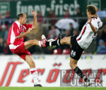 Fussball 2. Bundesliga: Koeln - Frankfurt, Zweikampf