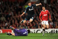 Fussball CHL  Saison 2010/2011:  Edwin van der Sar (li, Manchester United FC) gegen Klaas Jan Huntelaar (Mitte, FC Schalke 04) gegen Chris Smalling  (Manchester United FC)