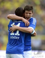 Fussball 1. Bundesliga : Jubel nach dem Tor zum 0:1 Ibrahim Afellay und Klaas Jan Huntelaar (v. li., FC Schalke 04)