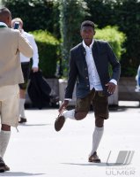 Fussball 1. Bundesliga 15/16: David Alaba (FC Bayern Muenchen) mit Schuhplattler