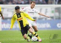 Fussball 1. Bundesliga: Moenchengladbach - Dortmund, Zweikampf