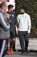 Fussball Training Deutsche Nationalmannschaft: Trainer Joachim Loew und  Thomas Mueller (beide Deutschland))