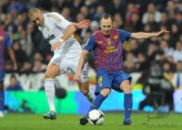 FUSSBALL International  COPA DEL REY  11/12:  Karim Benzema (li, Real Madrid) gegen Andres Iniesta (Barca)