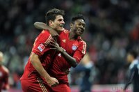 Fussball 1. Bundesliga, Saison 2011/2012:  JUBEL Mario Gomez (FC Bayern Muenchen) und David Alaba (FC Bayern Muenchen)
